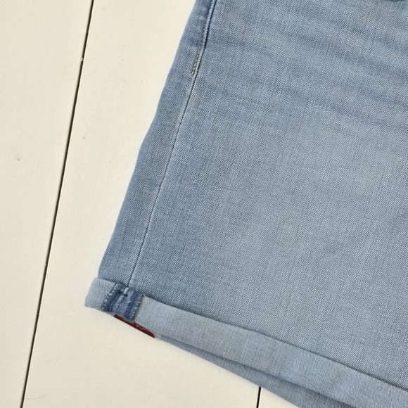 NWT Levi's Mid Length Cuffed Shorts Light Wash 32 - Picture 7 of 13